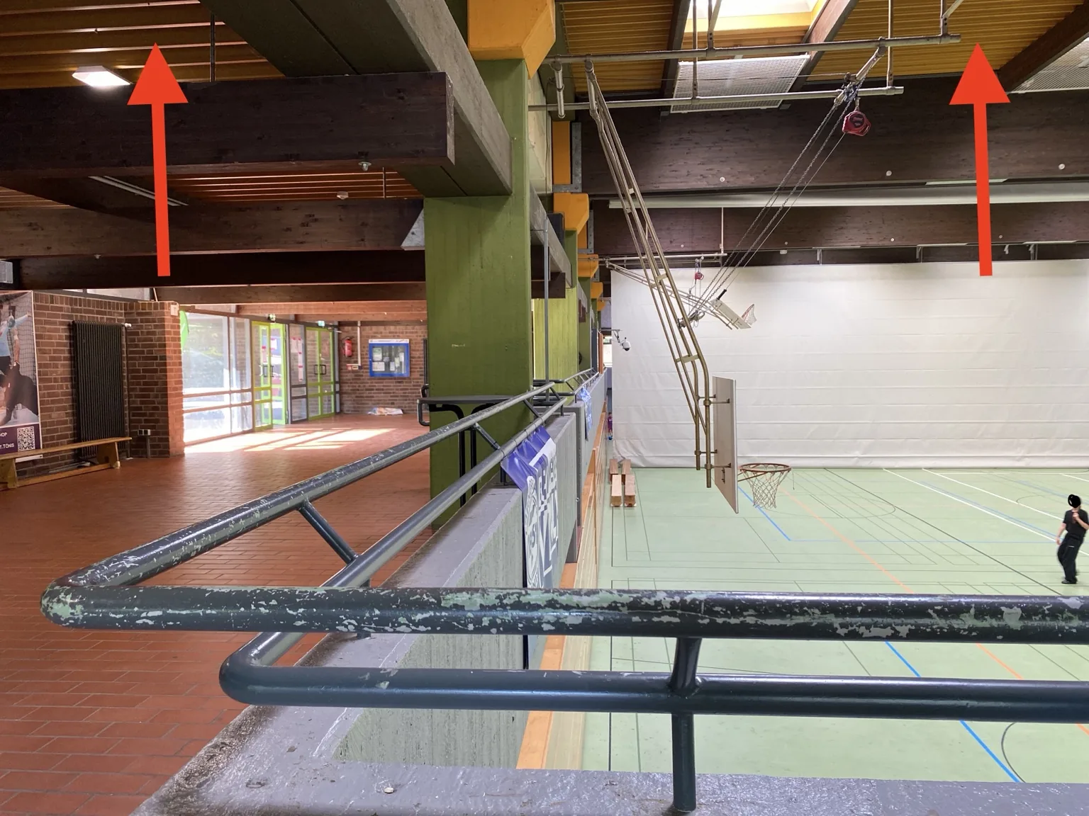 Innenaufnahme der hohen Mehrfachsporthalle mit sichtbaren Dach- und Deckenelementen