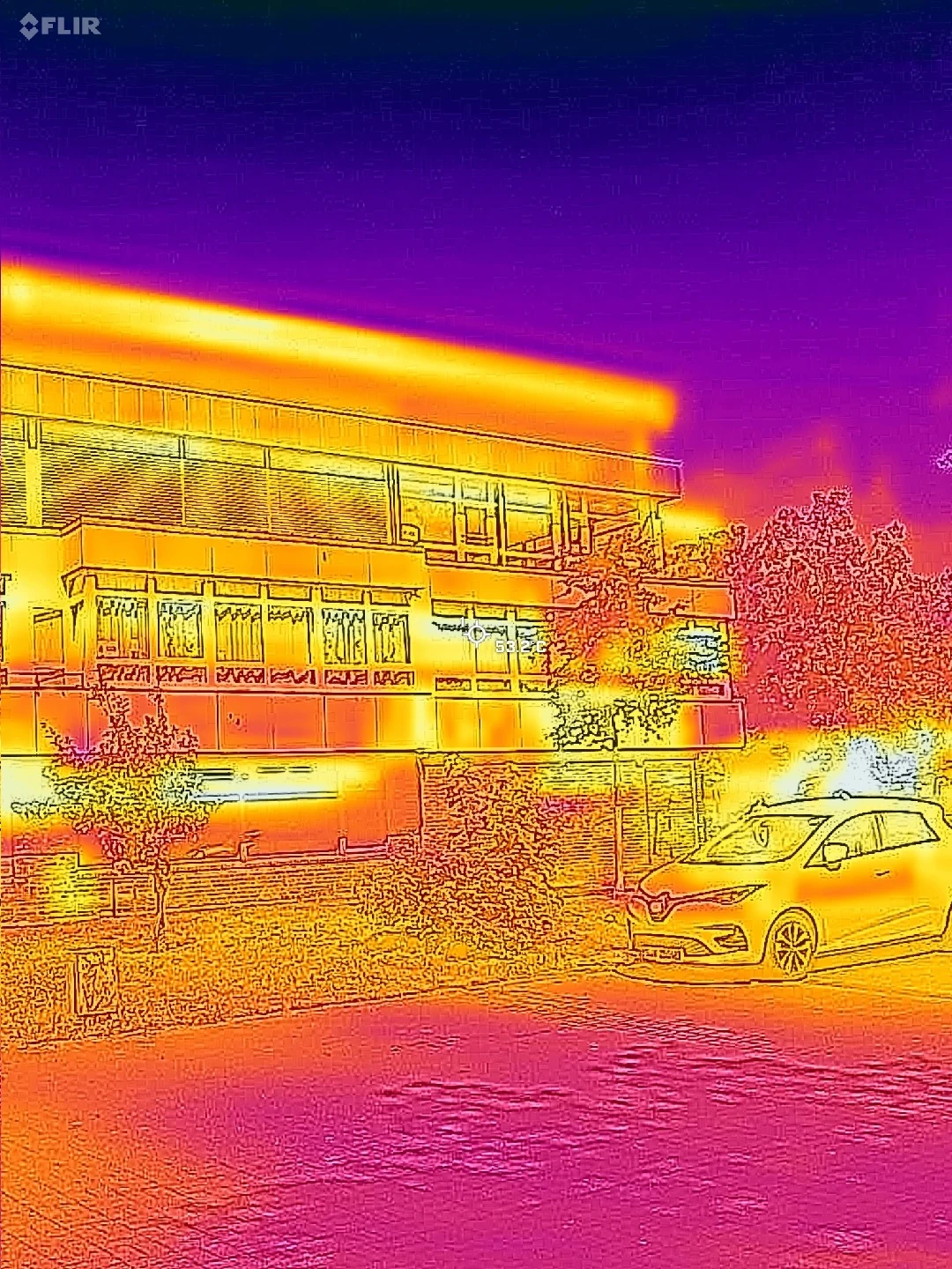 Wärmebild des Ostendes der Südfassade des A-Trakts mit angezeigten 53,2 Grad Celsius