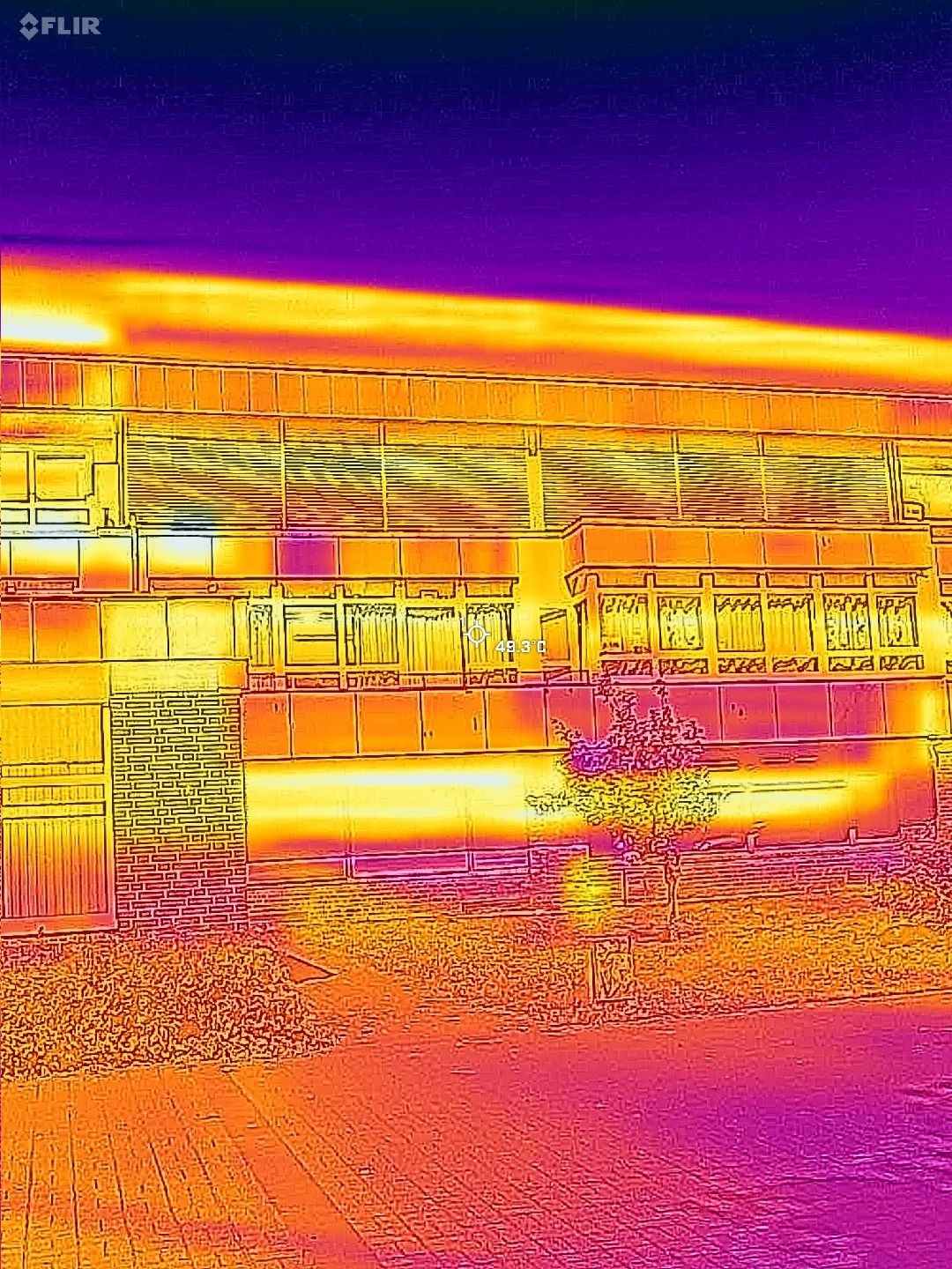 Wärmebild der Südfassade von A- und B-Trakt mit angezeigten 49,3 Grad Celsius