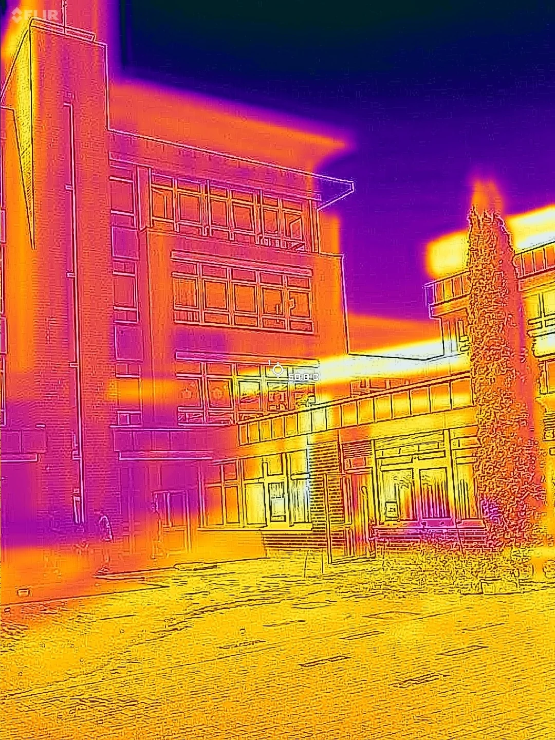 Wärmebild der Ostfassade des C-Trakts und der Südfassade des B-Trakts mit angezeigten 50,0 Grad Celsius