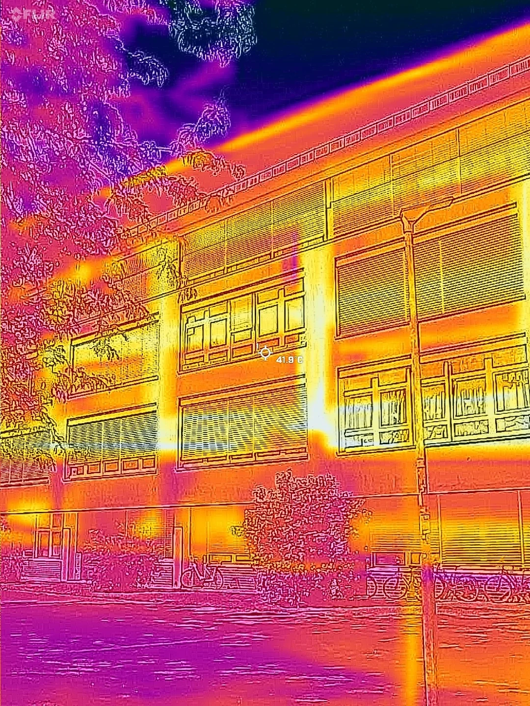 Wärmebild der mittleren Südfassade des C-Trakts mit angezeigten 41,9 Grad Celsius