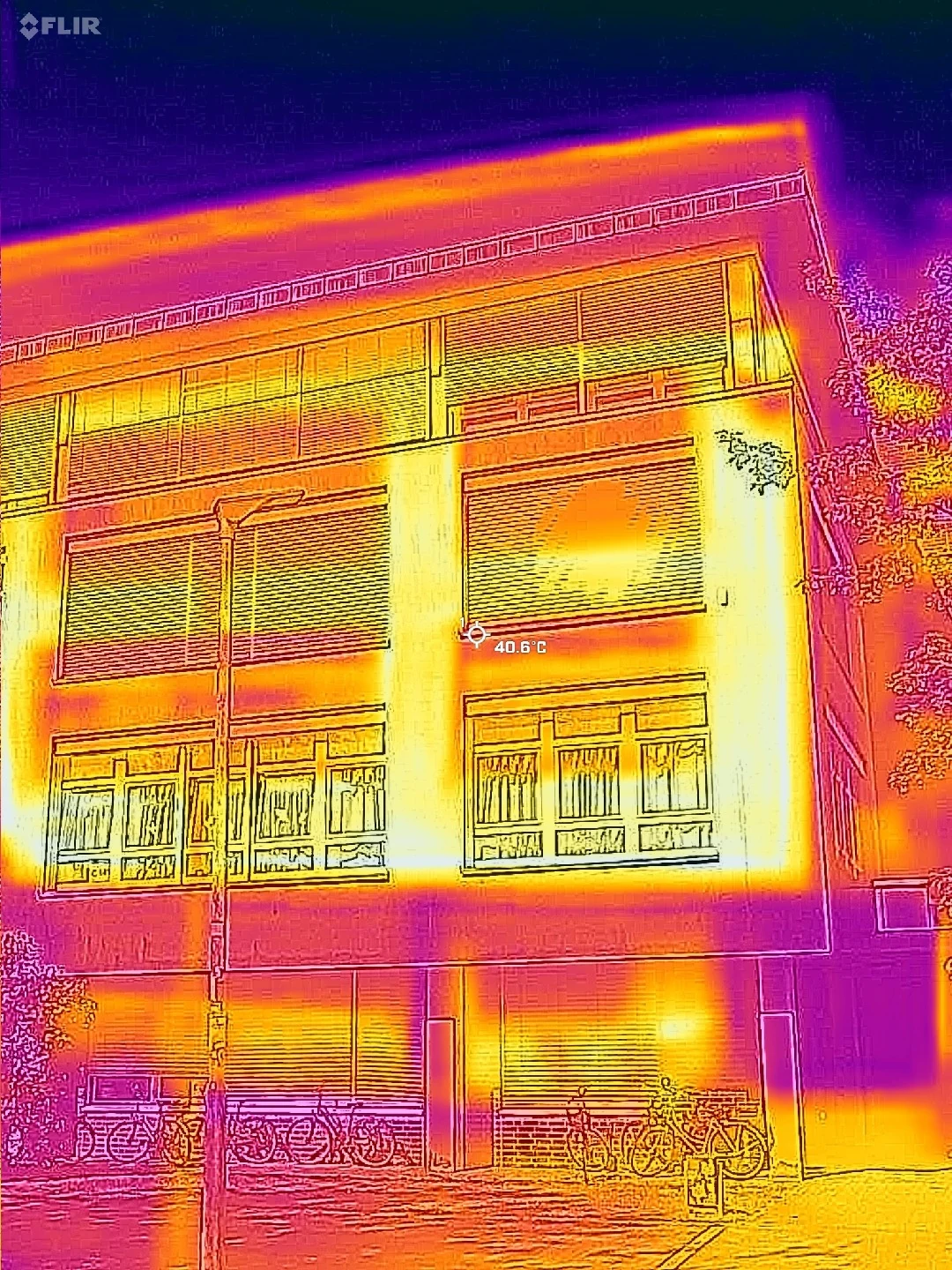 Wärmebild des Ostendes der Südfassade des C-Trakts mit angezeigten 40,6 Grad Celsius