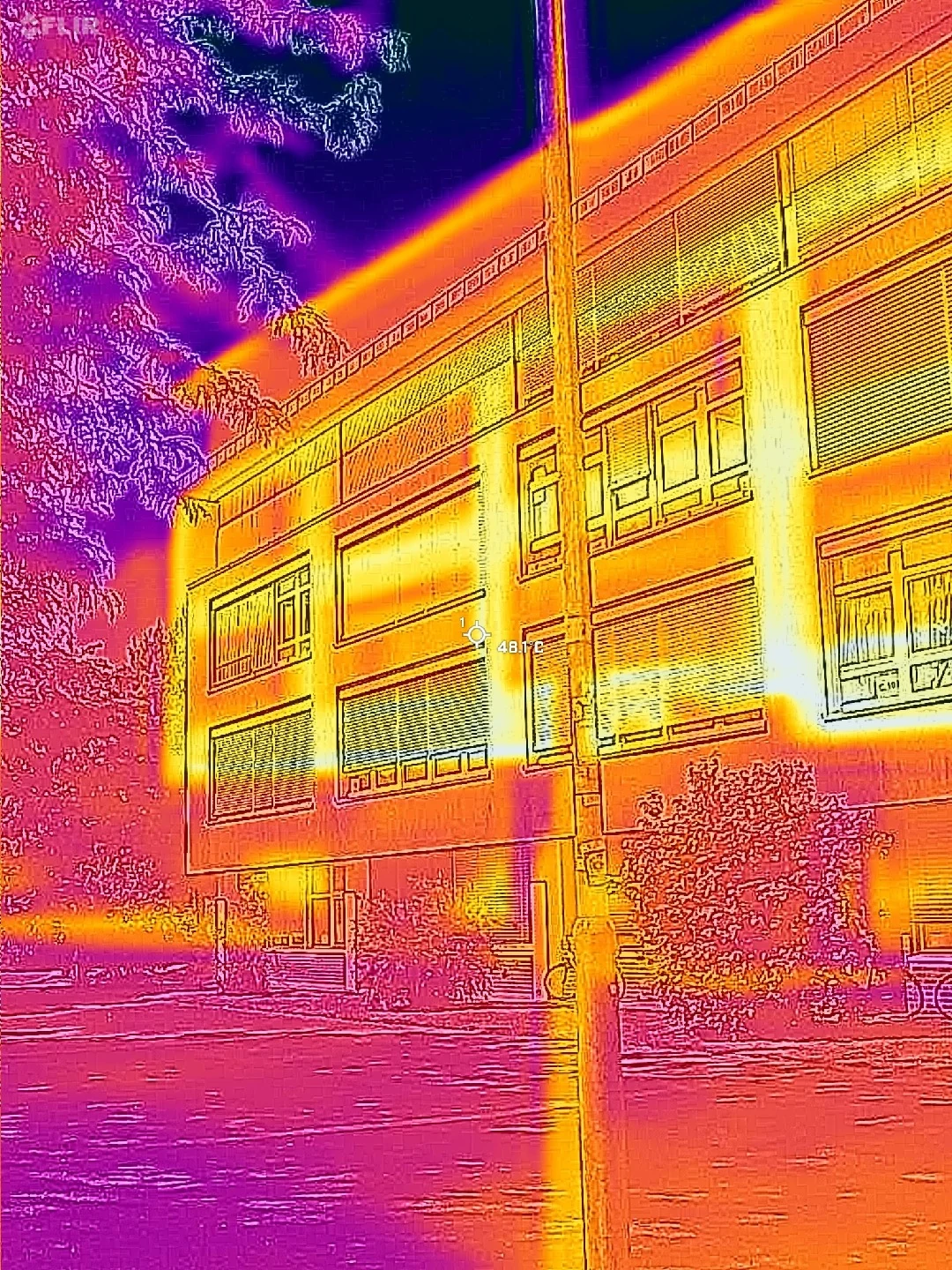 Wärmebild des Westendes der Südfassade des C-Trakts mit angezeigten 48,1 Grad Celsius